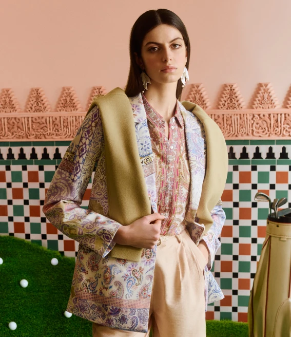 kobieta ubrana w ciuchy w stylu preppy