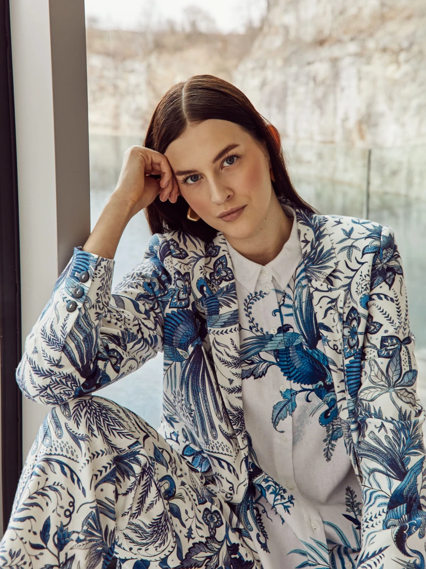 kobieta ubrana w garnitur w stylu boho