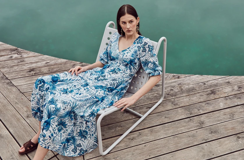 kobieta ubrana w sukienkę biało-niebieską w stylu boho