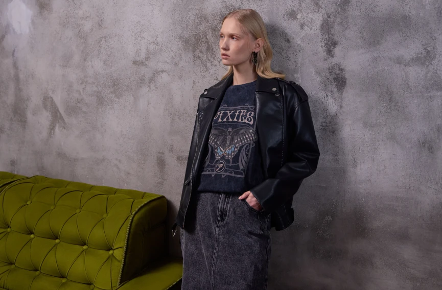dziewczyna ubrana w stylu rockowym