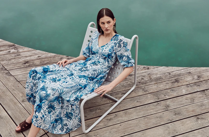 kobieta ubrana w sukienkę biało-niebieską w stylu boho