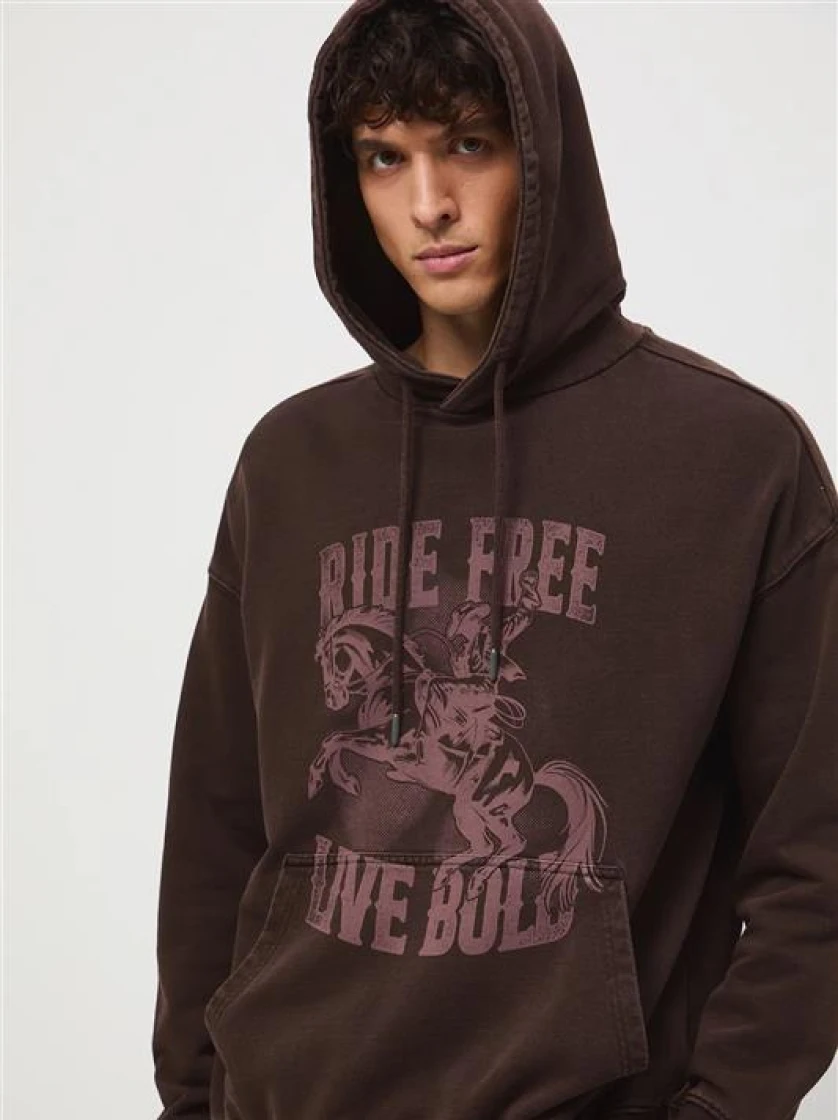 Jak nosić płaszcz i bluzę z kapturem?