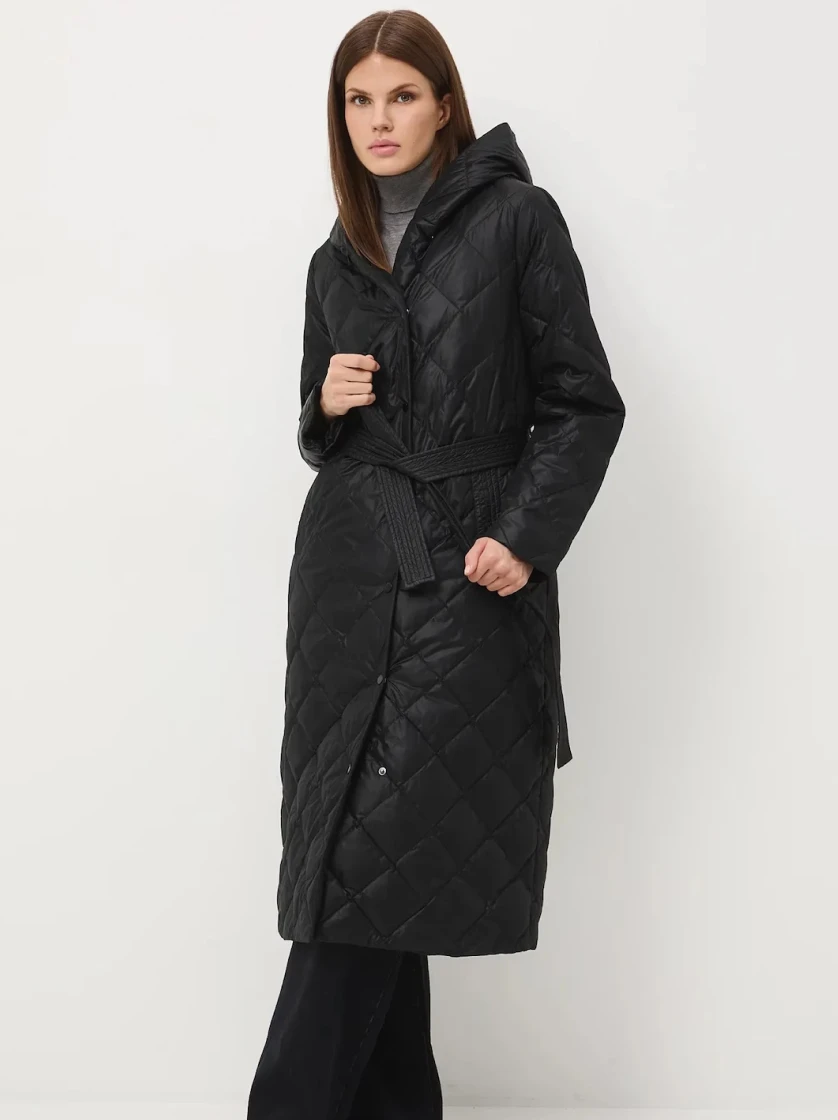 Jak stylizować czarny płaszcz jesienią i zimą