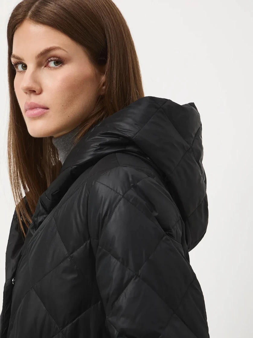 Jak stylizować czarny płaszcz jesienią i zimą