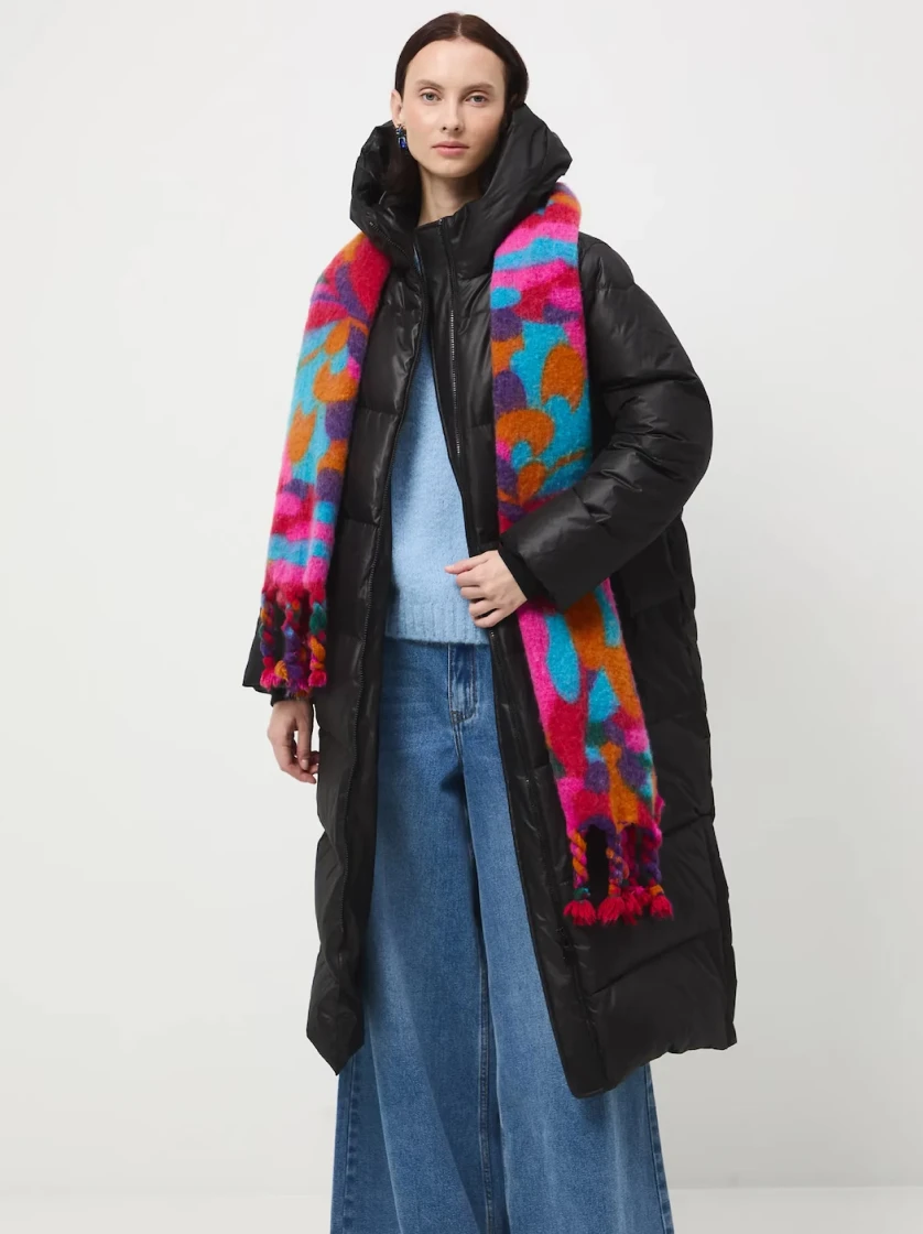 Jak stylizować czarny płaszcz jesienią i zimą