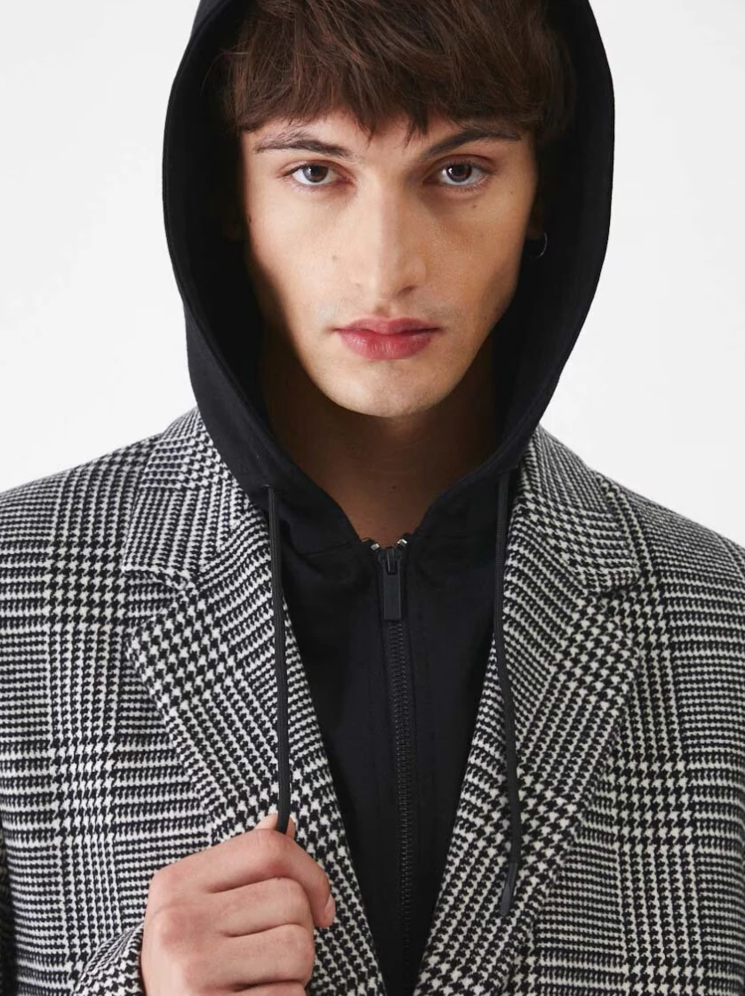 Jak nosić płaszcz i bluzę z kapturem?