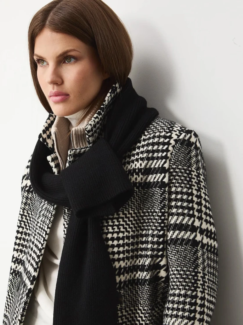 Jak stylizować czarny płaszcz jesienią i zimą