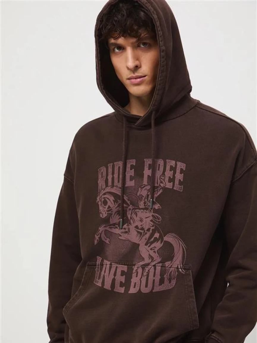 Jak nosić płaszcz i bluzę z kapturem?