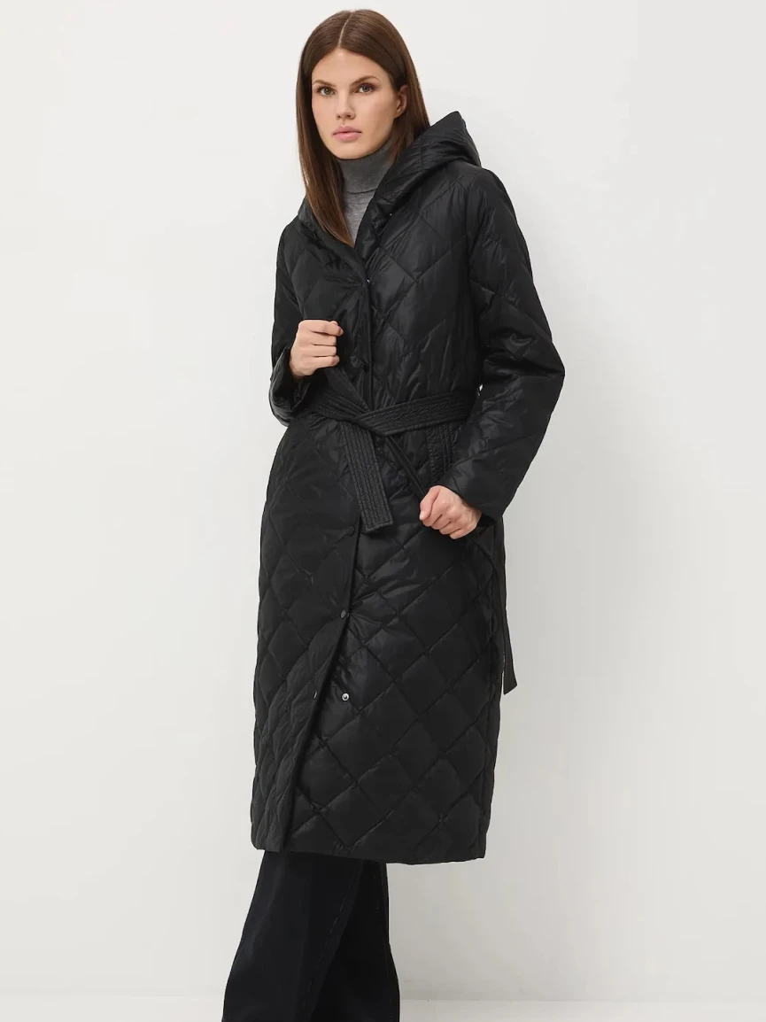 Jak stylizować czarny płaszcz jesienią i zimą