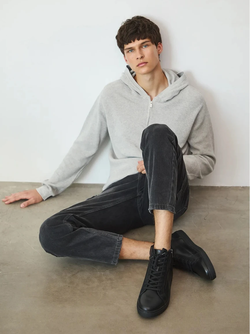 Jak nosić płaszcz i bluzę z kapturem?