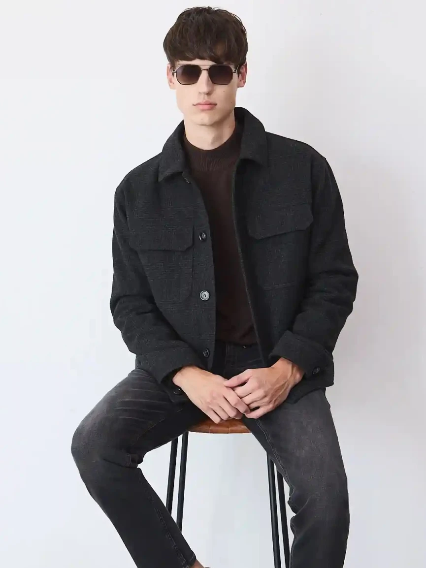 Jak nosić płaszcz i bluzę z kapturem?