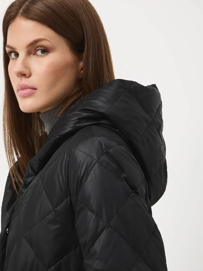 Jak stylizować czarny płaszcz jesienią i zimą