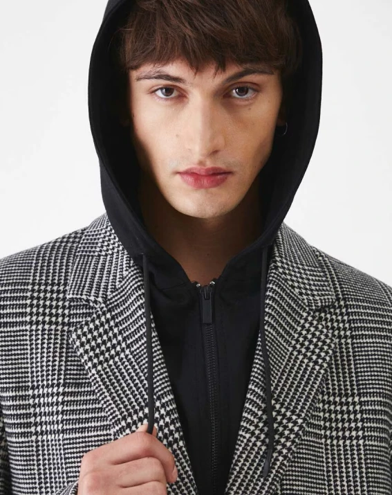 Jak nosić płaszcz i bluzę z kapturem?