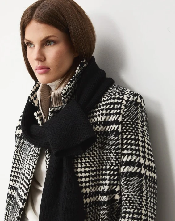 Jak stylizować czarny płaszcz jesienią i zimą